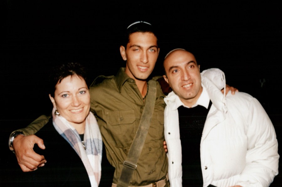 אלון עם חייליו בבופור