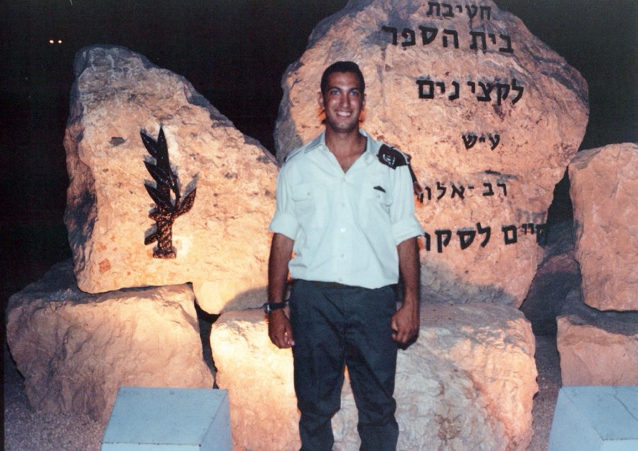 אלון בסיום קורס הקצינים