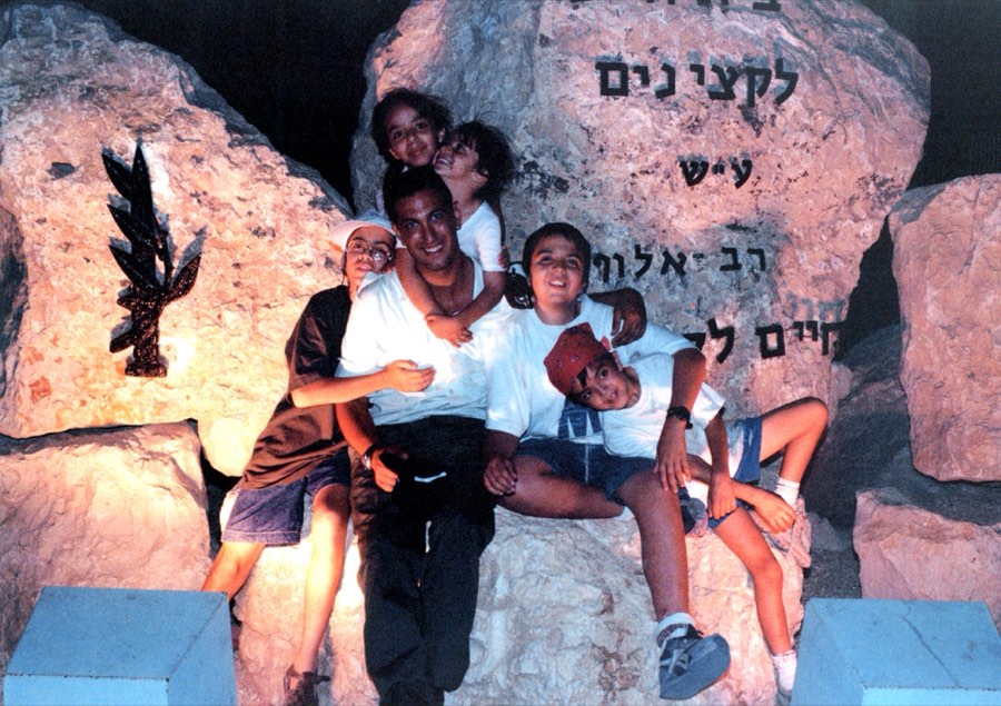 אלון עם אחיו ואחיותיו