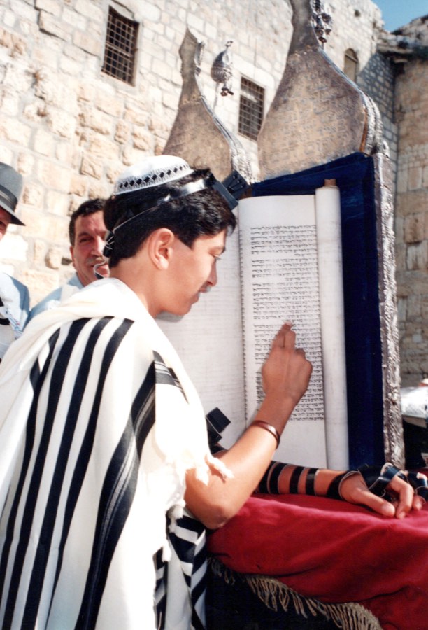 אלון עם הוריו בבר המצווה